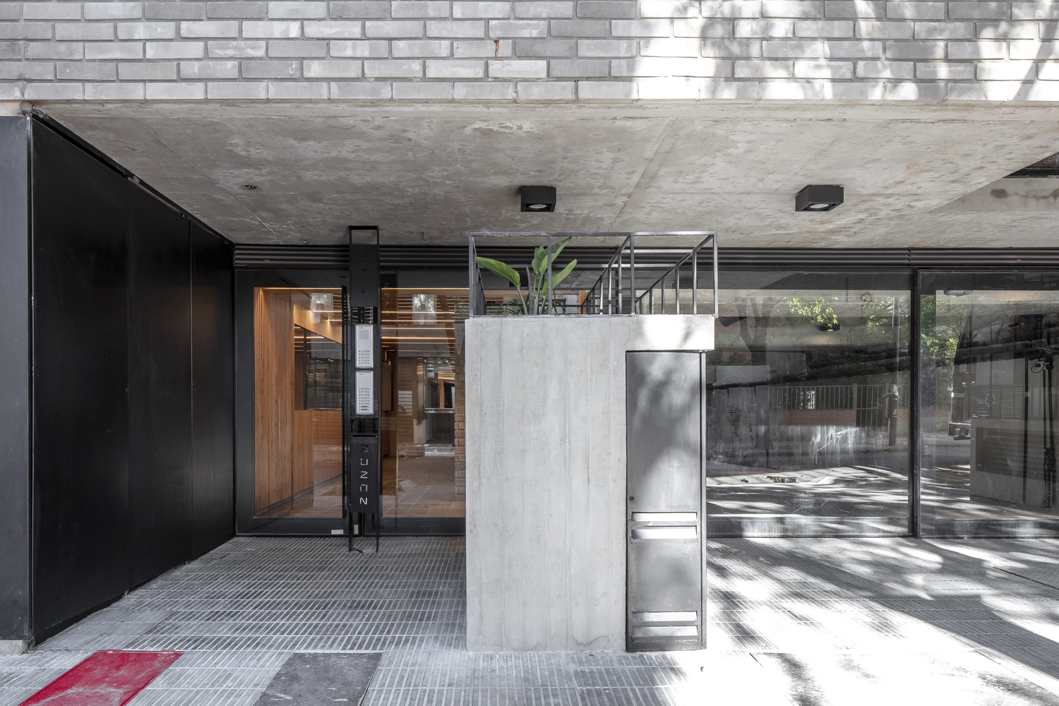 LL 2474 建筑 · Arqtipo 打造的灰色砖墙生态家园-24