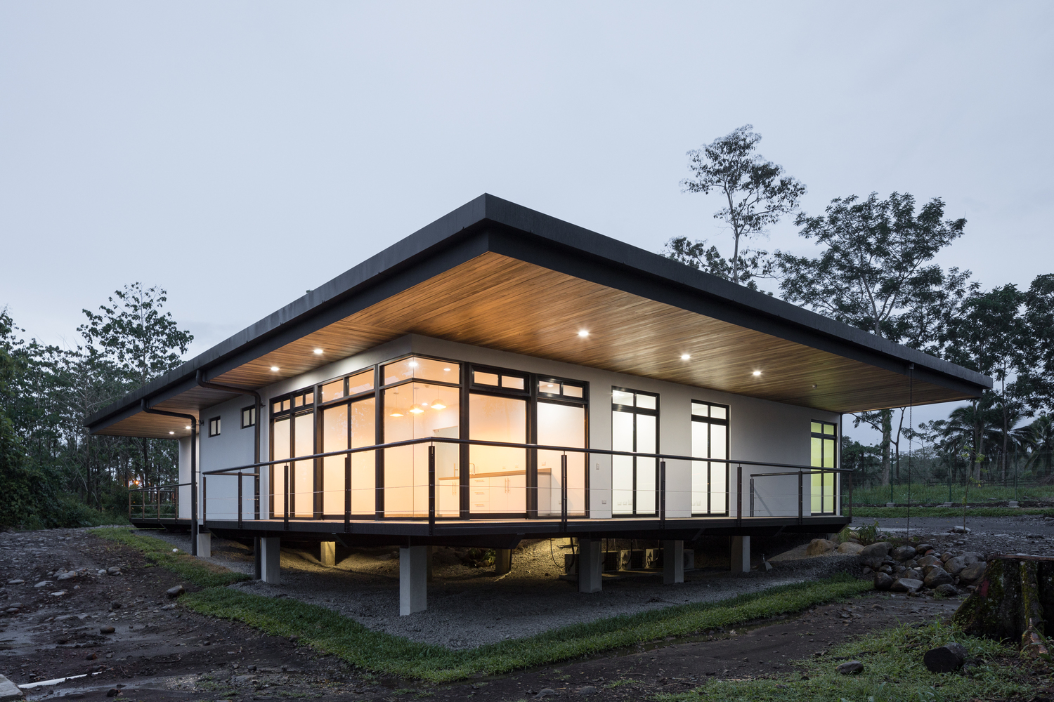 热带雨林中的悬浮平台 · UPL Operation Center-25