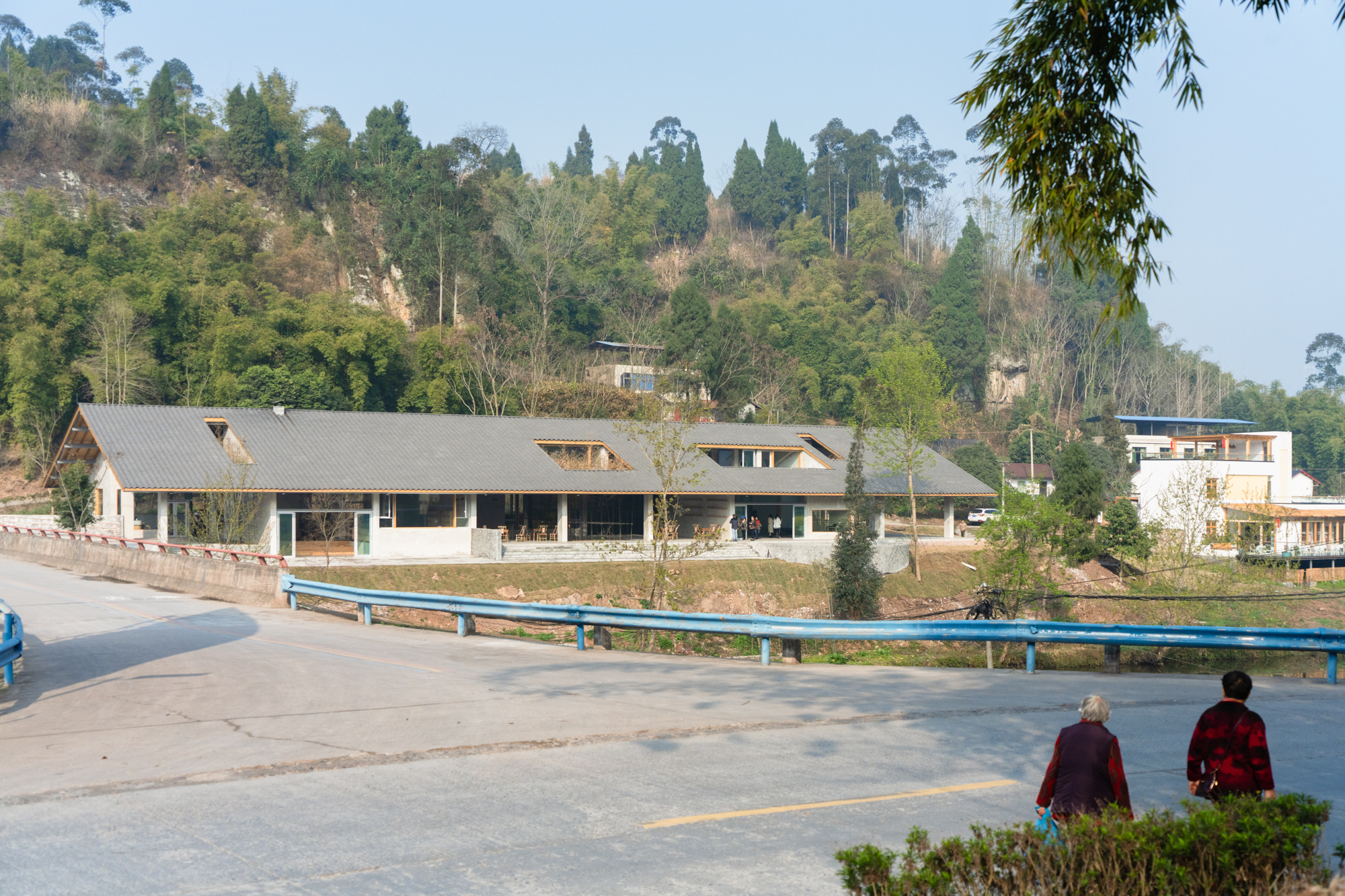 乐山市东林村镇文化中心，在60米屋檐下穿街走巷 / 时地建筑工作室-13