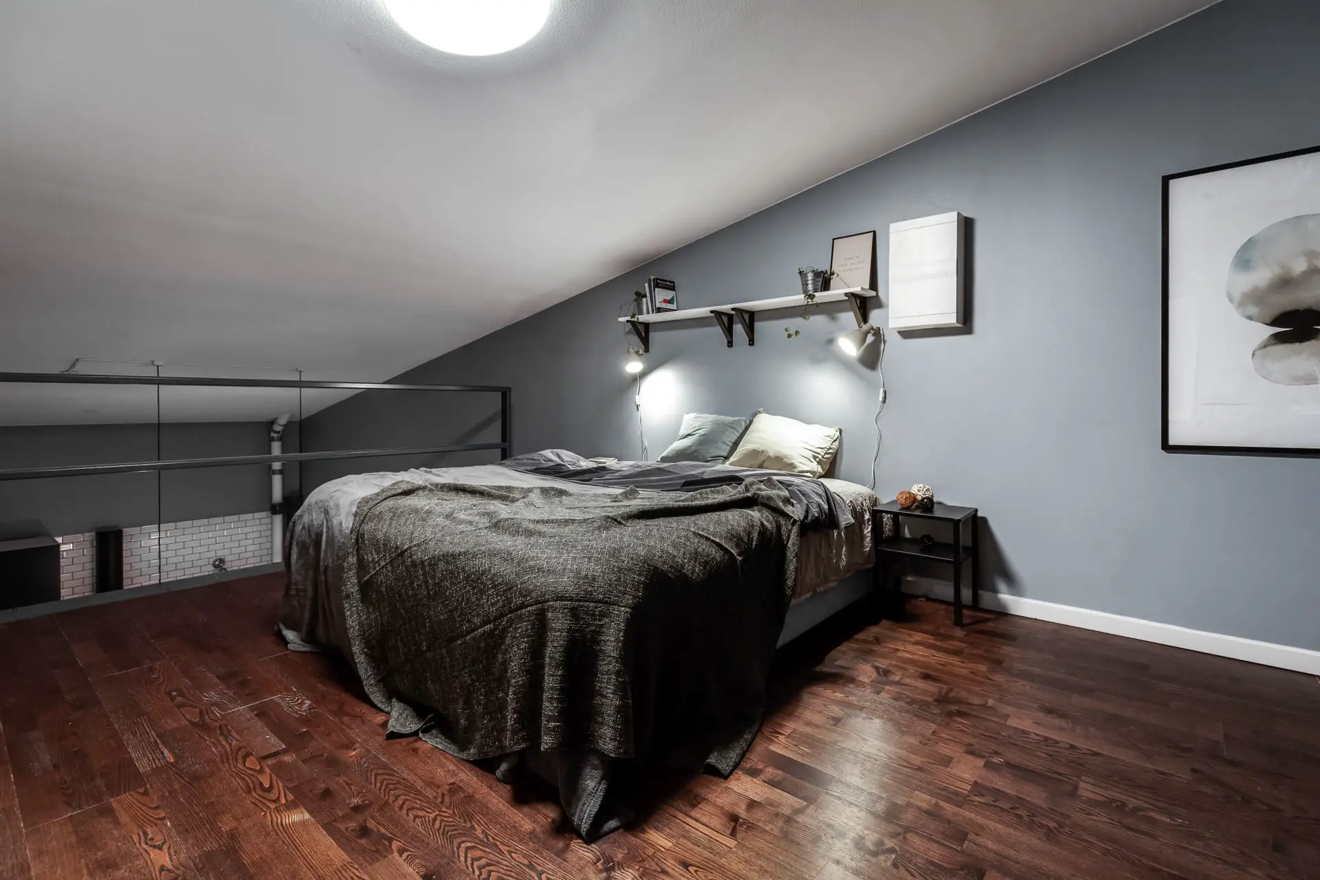 瑞典风格顶层公寓设计，蓝色调打造宁静私密空间-14