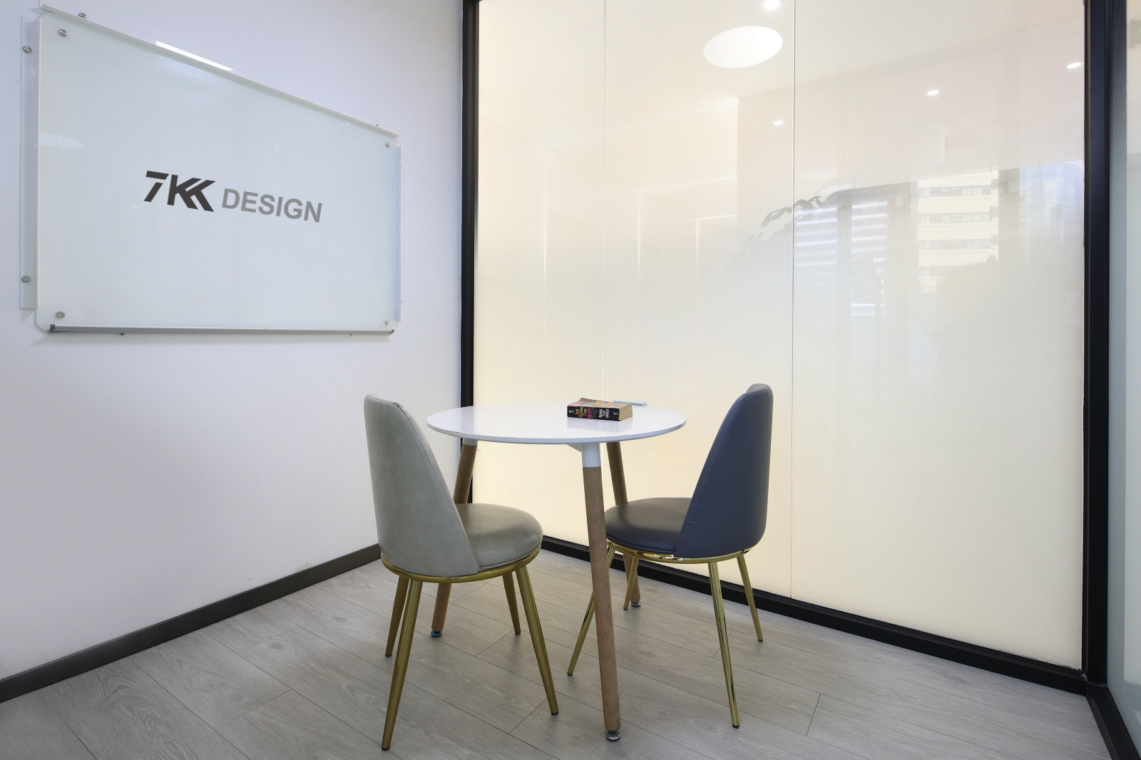 极简白,打造未来感办公环境-13