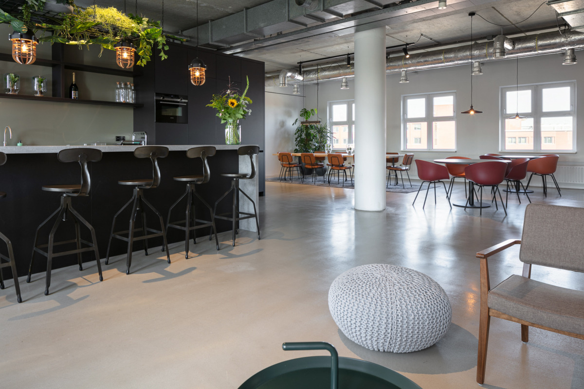 工业风纽约阁楼式办公室,彰显移动出行主题-10