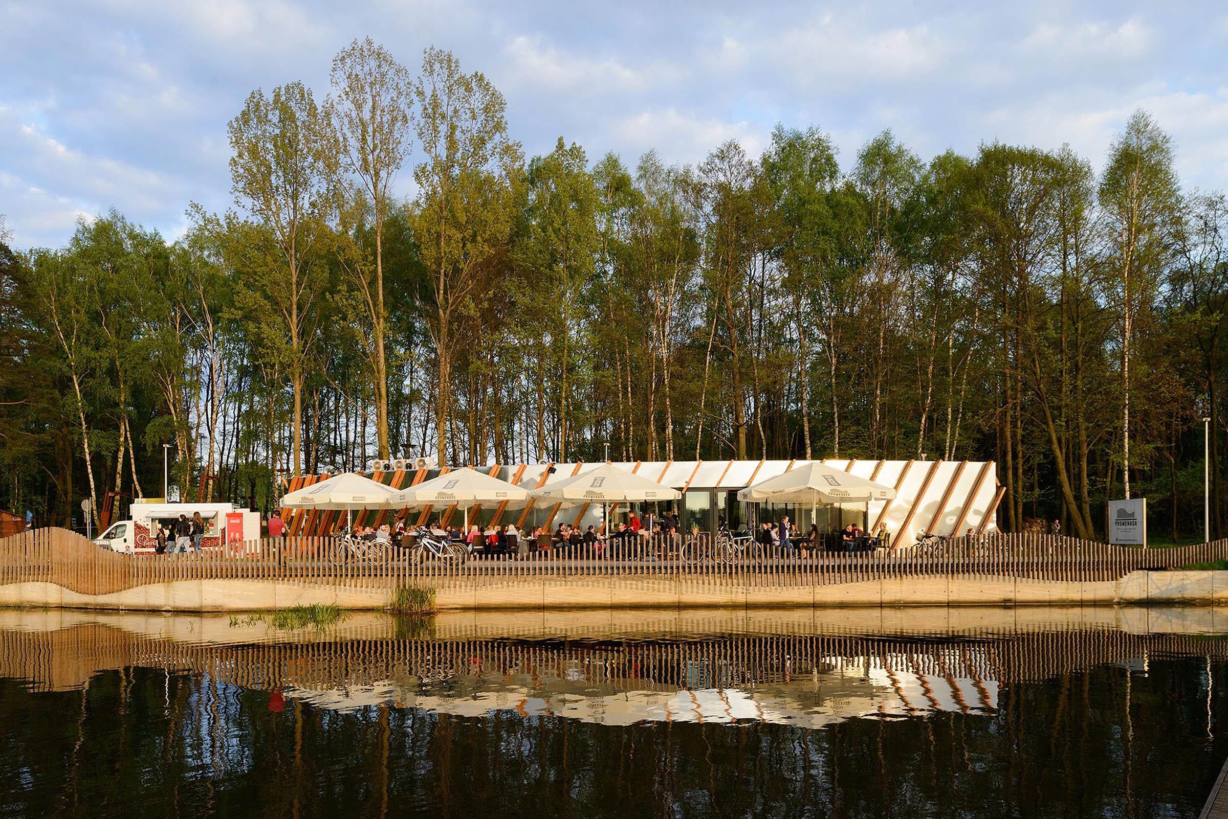 漫步大道；步行街（注：此词通常用于指欧洲城镇中供人漫步、休闲的街道，不同地区可能有约定俗成译法，若此不足满足需求，请提供更多信息）丨波兰丨arch. Robert Skitek等-1
