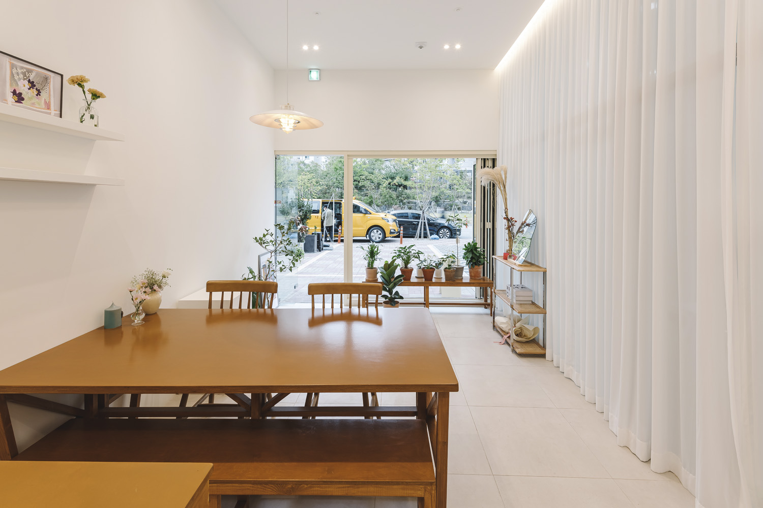 9 坪花店，极简白色与木质元素营造温馨氛围-8