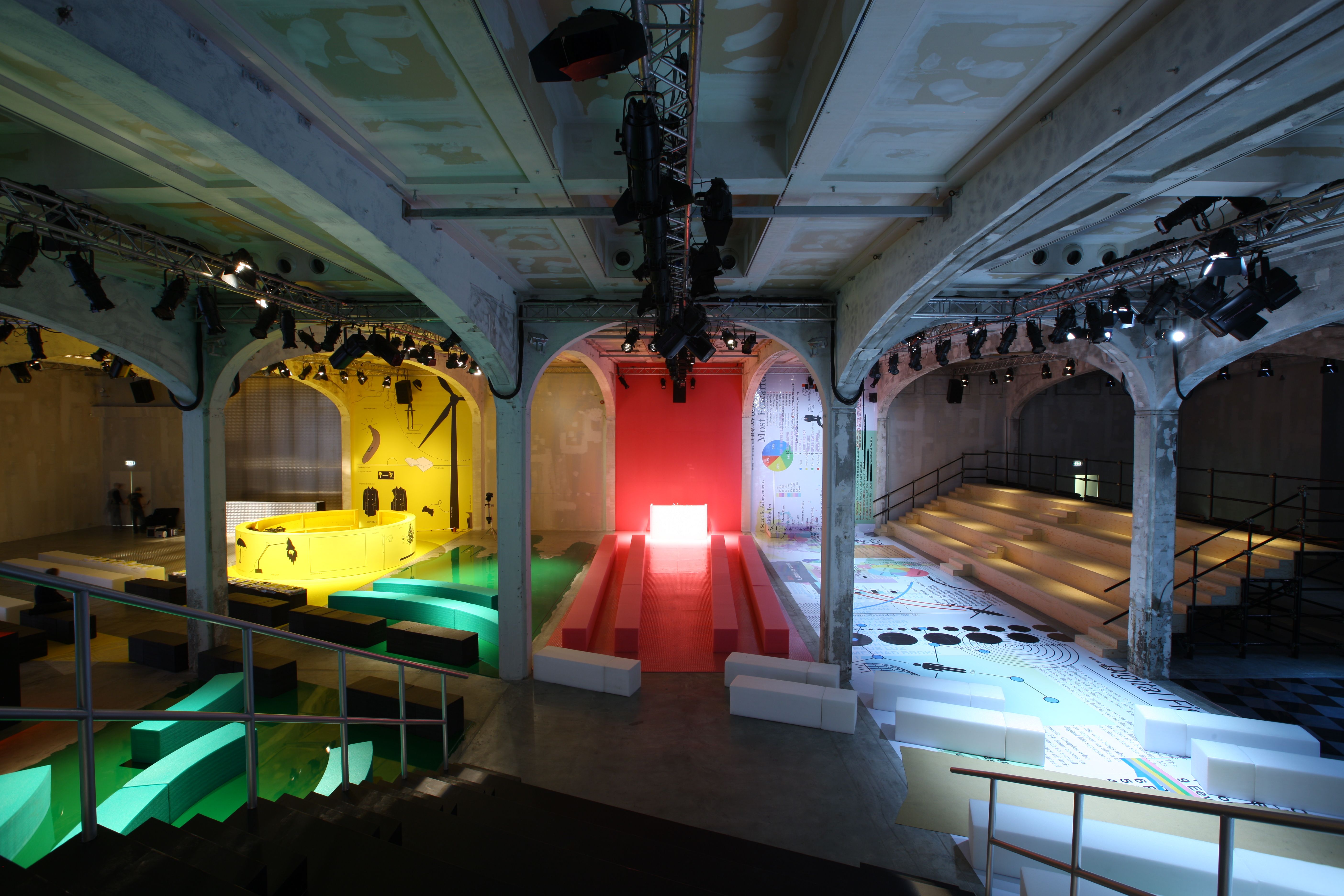 2010 秋冬米兰 Prada 男装秀 · 城市多面体的舞台呈现-1