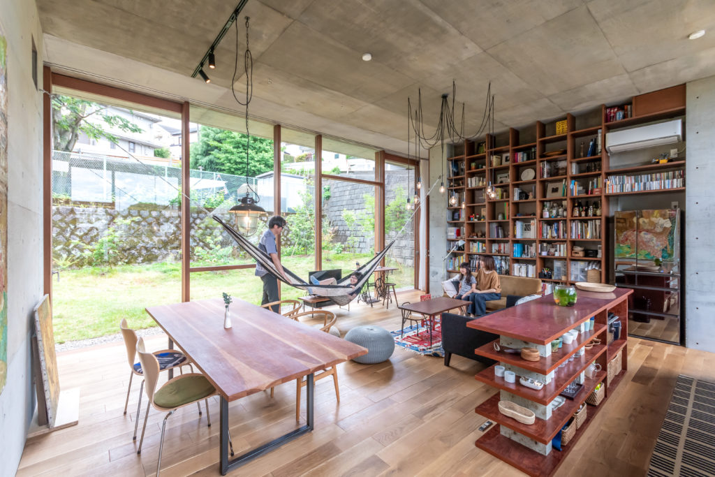 丘の途中に立つ家開放的で庭の一部のようなコンクリート造の空間に住む | Architecture | 100%LiFE-23