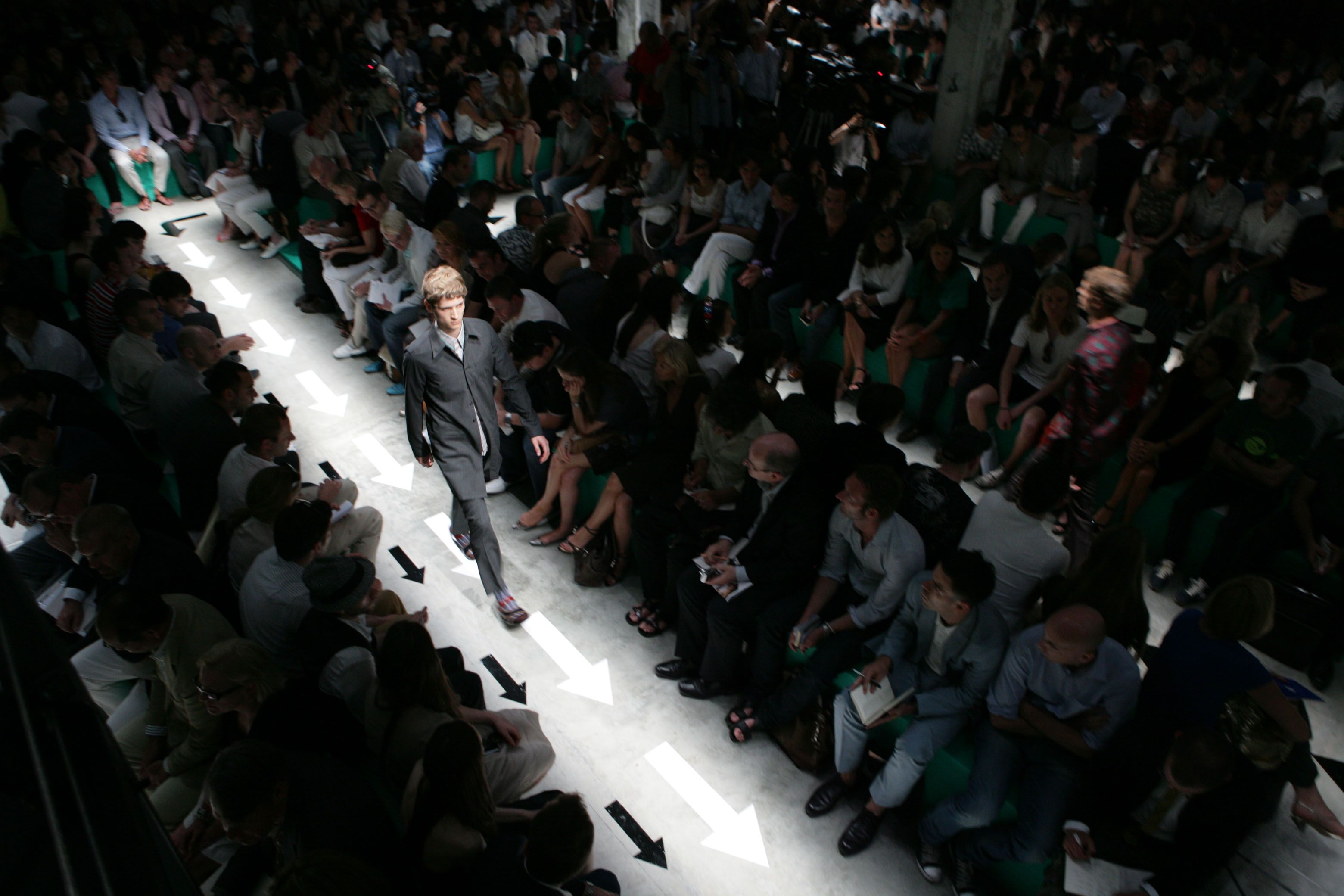 2008 春夏 Prada 男装秀 | 双层监狱空间-11