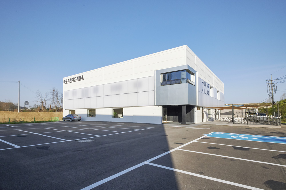 具有现代氛围的两层大型烘焙咖啡馆室内设计专业公司-23