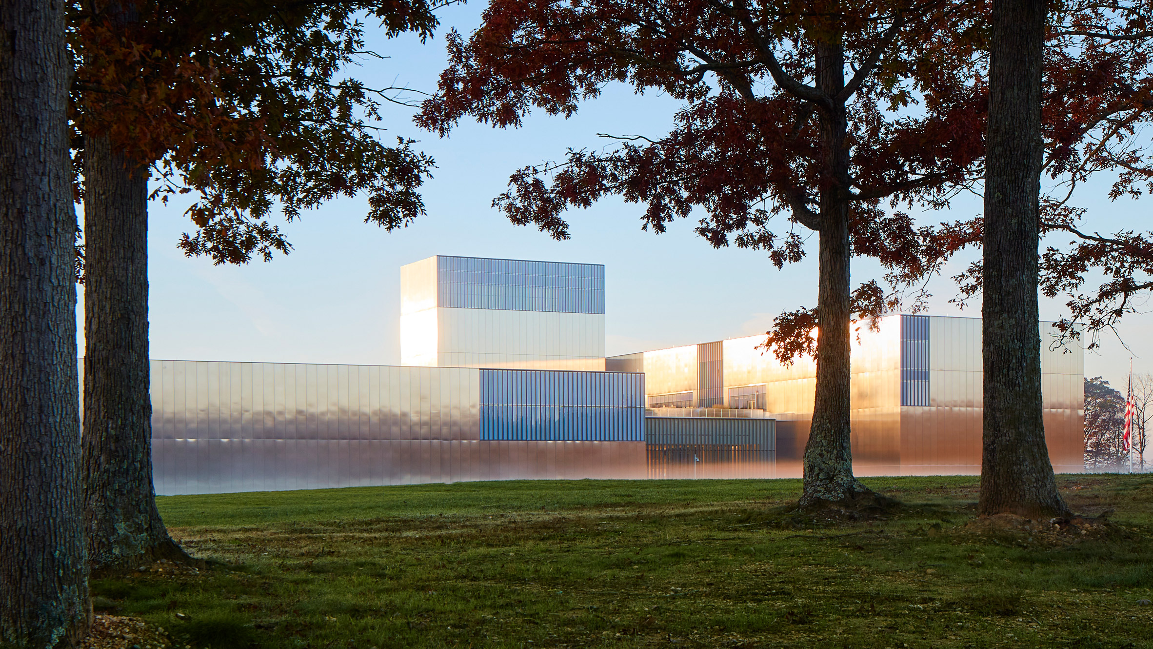 美国国家陆军博物馆在弗吉尼亚州开幕,SOM 设计不锈钢立面-0