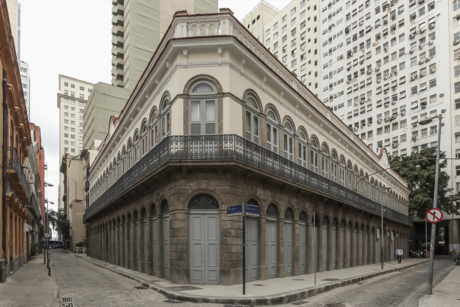 里约热内卢商业建筑设计典范 | Miguel Couto 的木质玻璃建筑-1