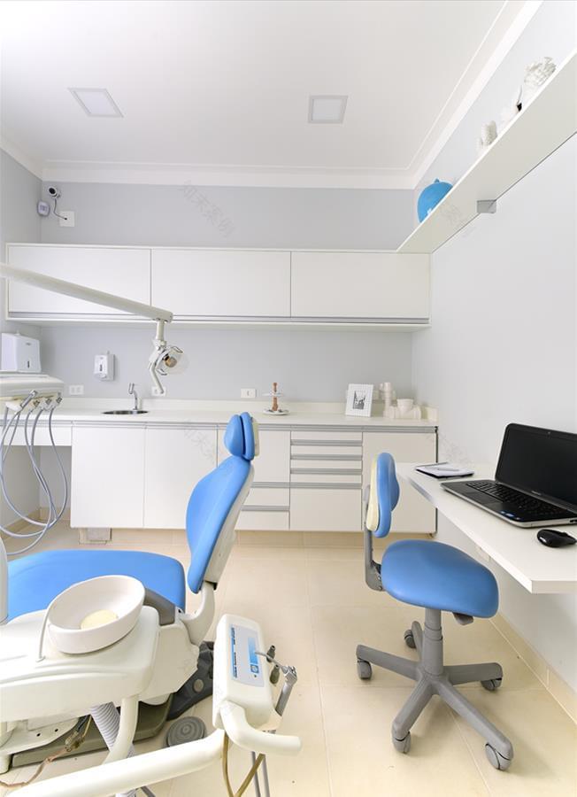 巴西 IBD Arquitetura 诊所设计 | 倾斜屋顶和蓝色调打造宁静医疗空间-7