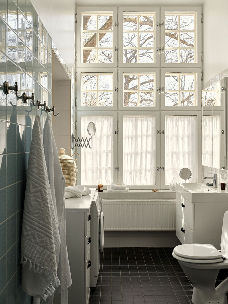 带有黑色家庭图书馆的斯堪的纳维亚式公寓(109 平方米)-30