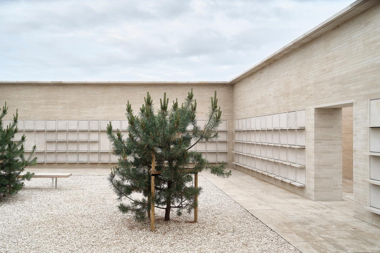 Complejo de columbarios en el cementerio municipal de Radom-23