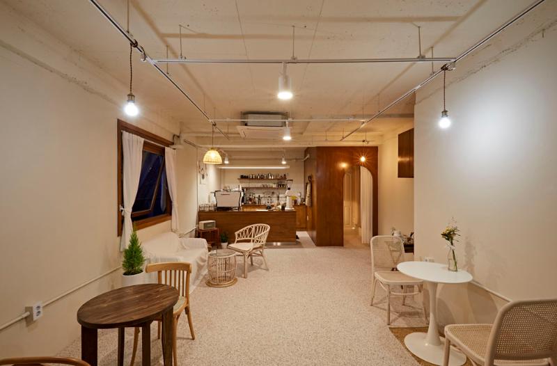 双层咖啡厅 | 白色与原木的 13 坪空间设计-3