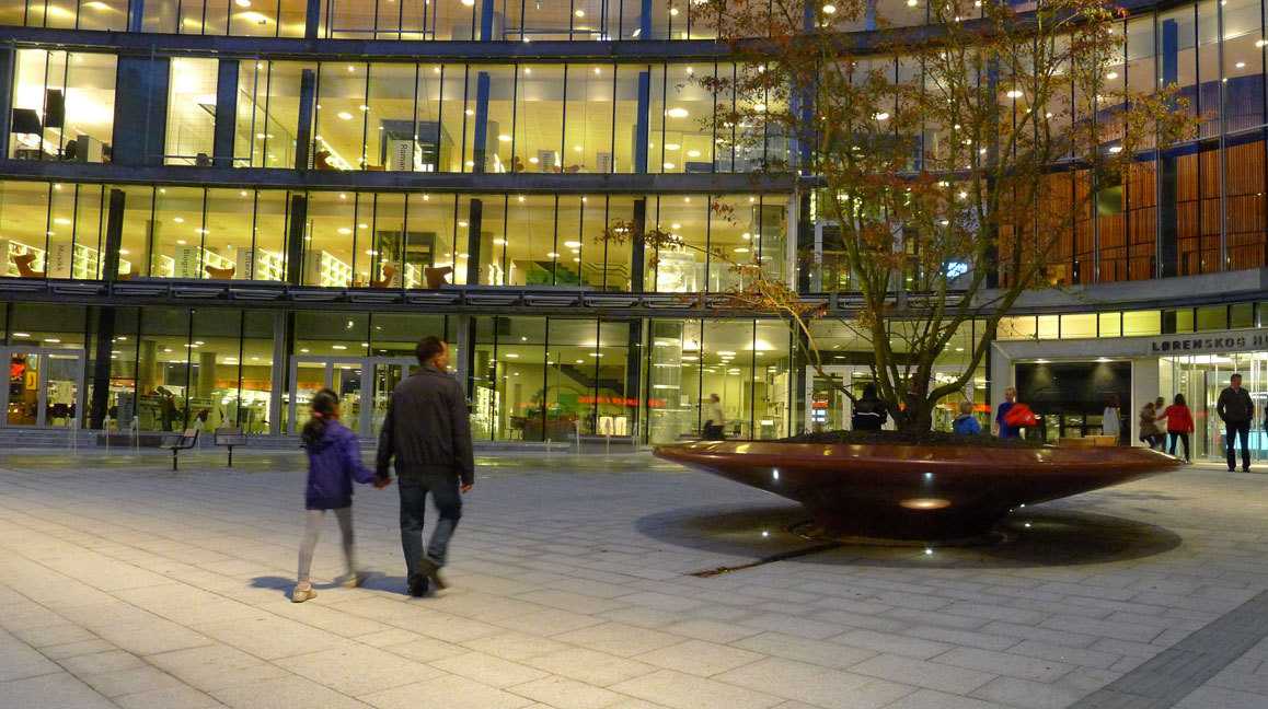 挪威 Lørenskog 中心广场 | 石材与绿植的和谐搭配-1