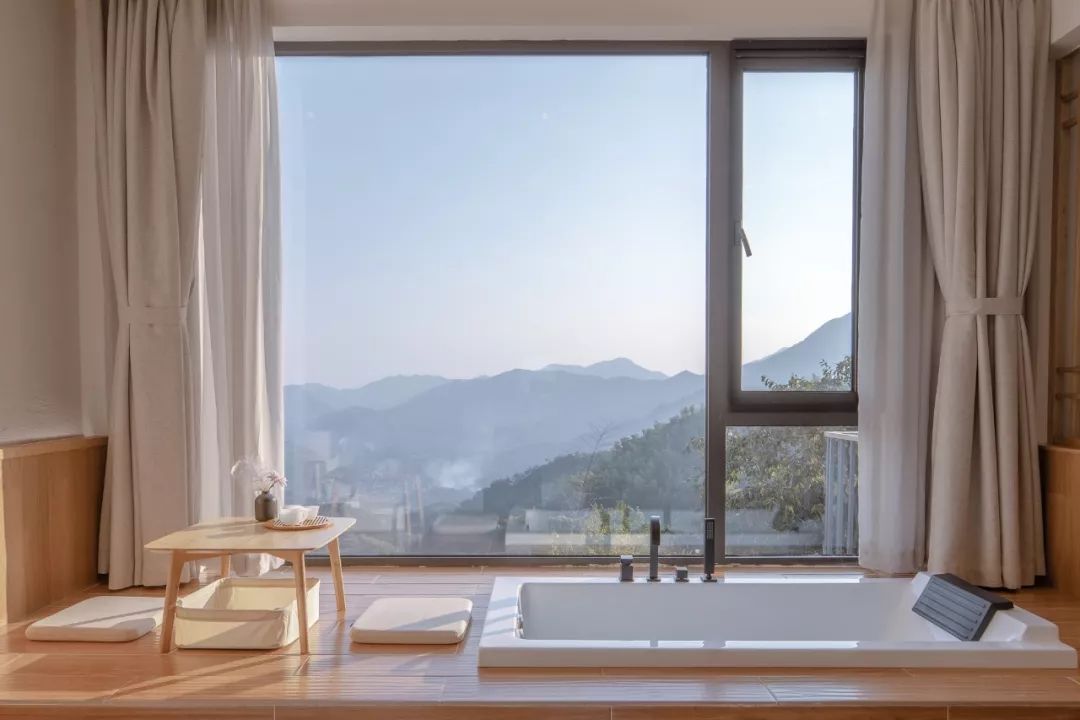 民宿设计，不论是重建或扩建、运用设计的加法或减法、还是采用在地材料，不仅能使荒废破旧的乡下老宅焕然一新，也能重塑一方水土。-76