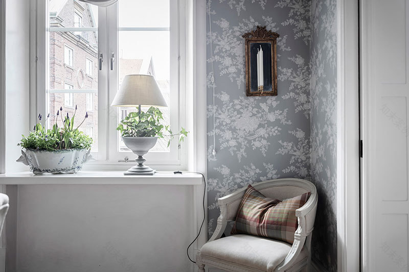 深蓝花卉壁纸 | 瑞典哥德堡大胆斯堪的纳维亚公寓设计-8