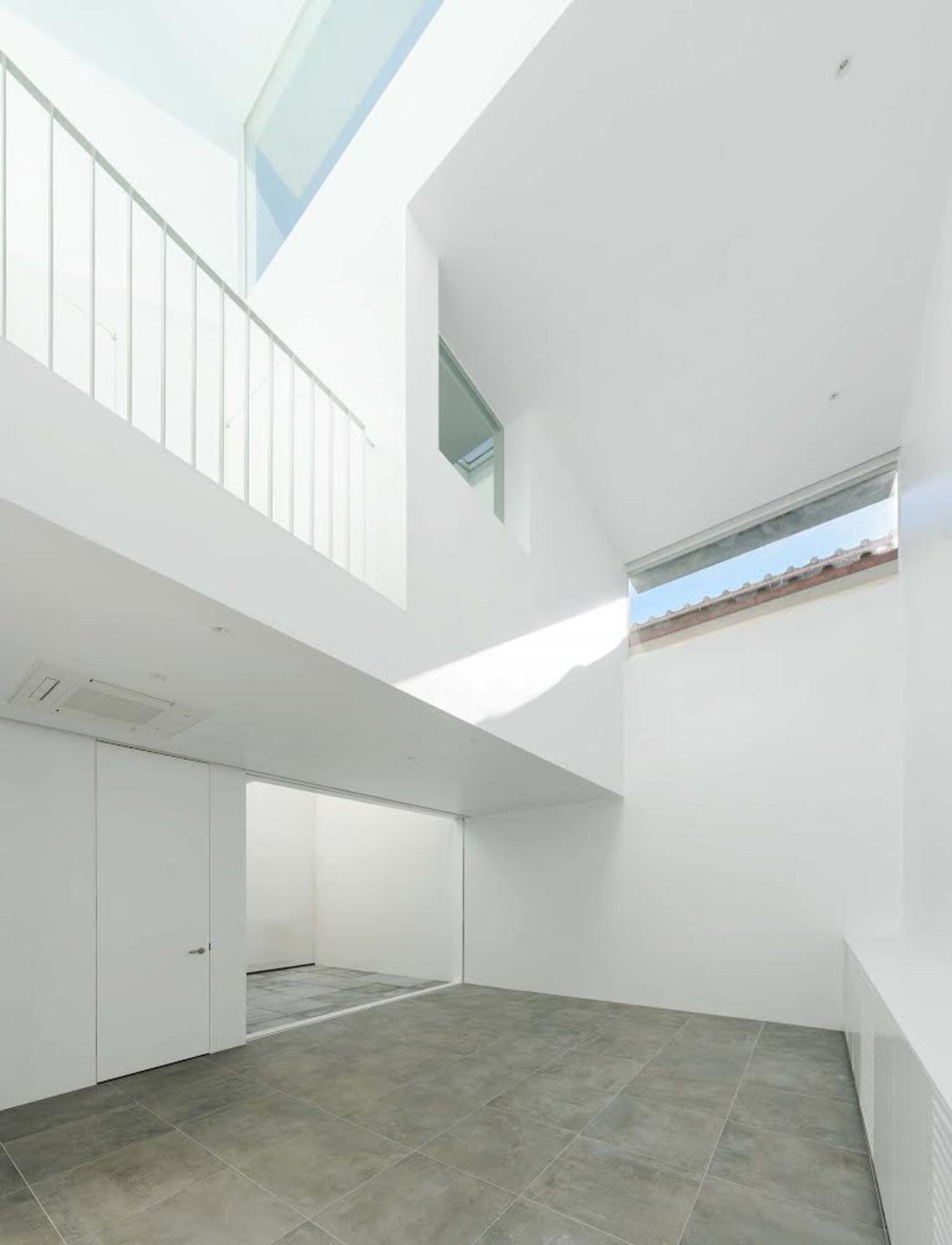 House With Eight Light Courtyards / ha-23