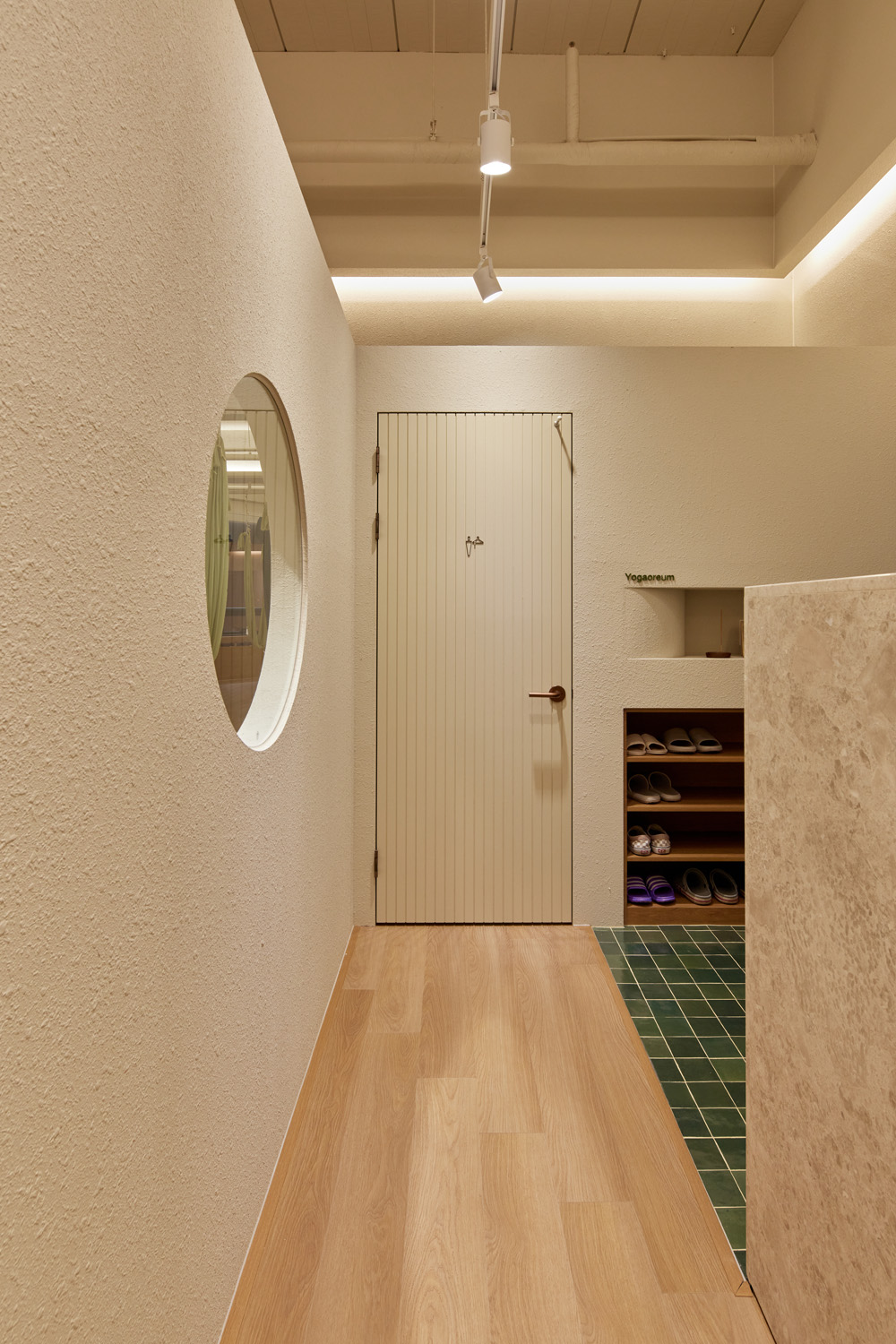 高级白色与木质，30 平米瑜伽中心的精致设计-17
