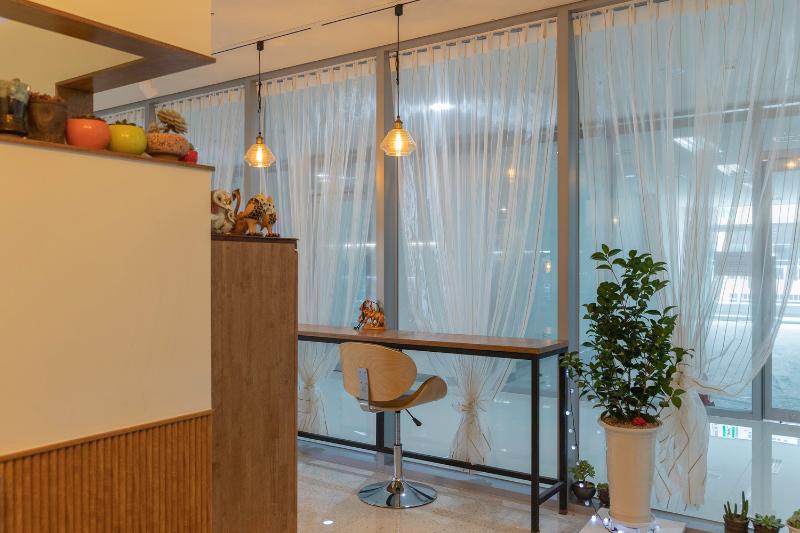 20 平米简约咖啡厅，打造温馨原木空间-9