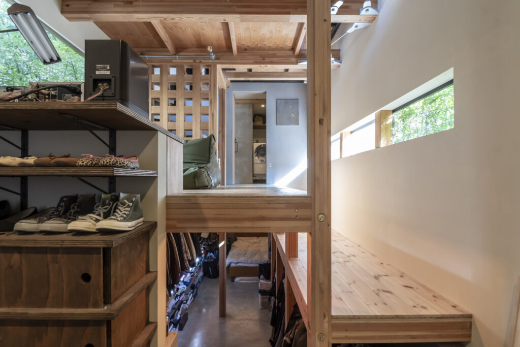 道路沿いの狭小敷地に建てた家　小さな家ながら、光を享受し開放感を感じて暮らす | Architecture | 100%LiFE-9