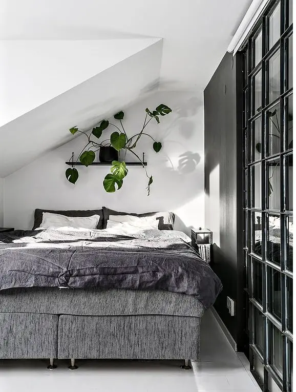 明亮与暗调交融的屋顶公寓-12