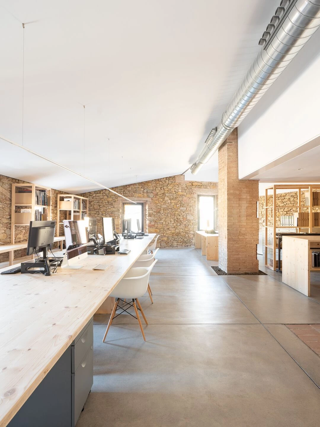 旧仓库新生 · Nordest Arquitectura 打造西班牙古村办公室-21