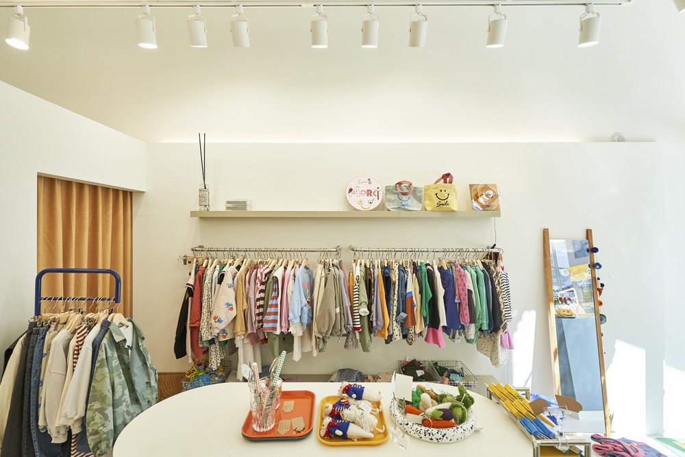 白色与木质的极简服饰店设计-9