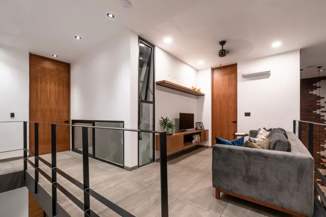 11 米长方形土地上的二层阁楼住宅-23