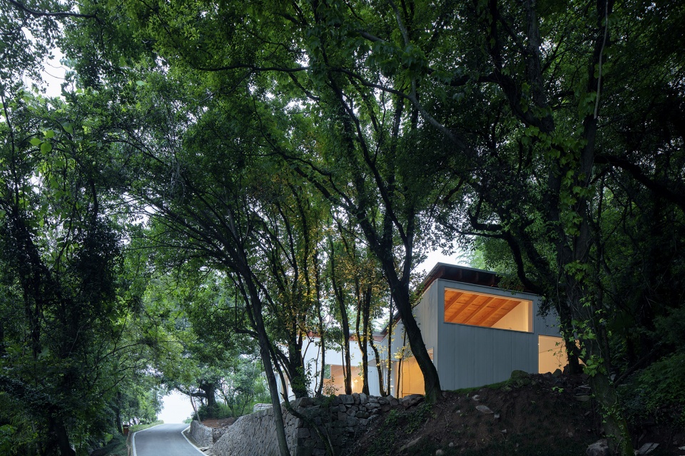 山林间的蝶翼建筑 · 定海台房丨中国舟山丨久舍营造工作室-3