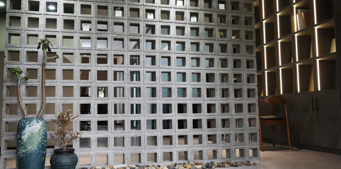 
《工作中的家》 -1