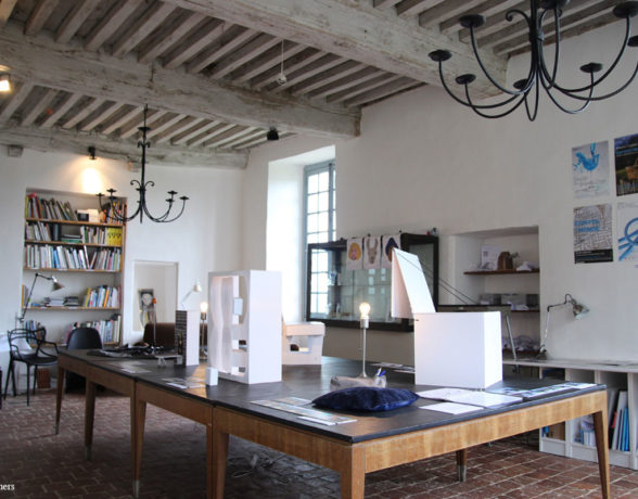 正反两面；纸张的正反（注：recto指纸张的正面、右页，verso指纸张的反面、左页 ）丨A4 Designers-31