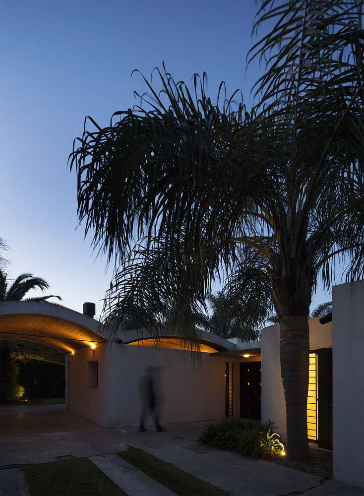 乌拉圭 HQ 住宅 | 带加泰罗尼亚穹顶的现代空间-19