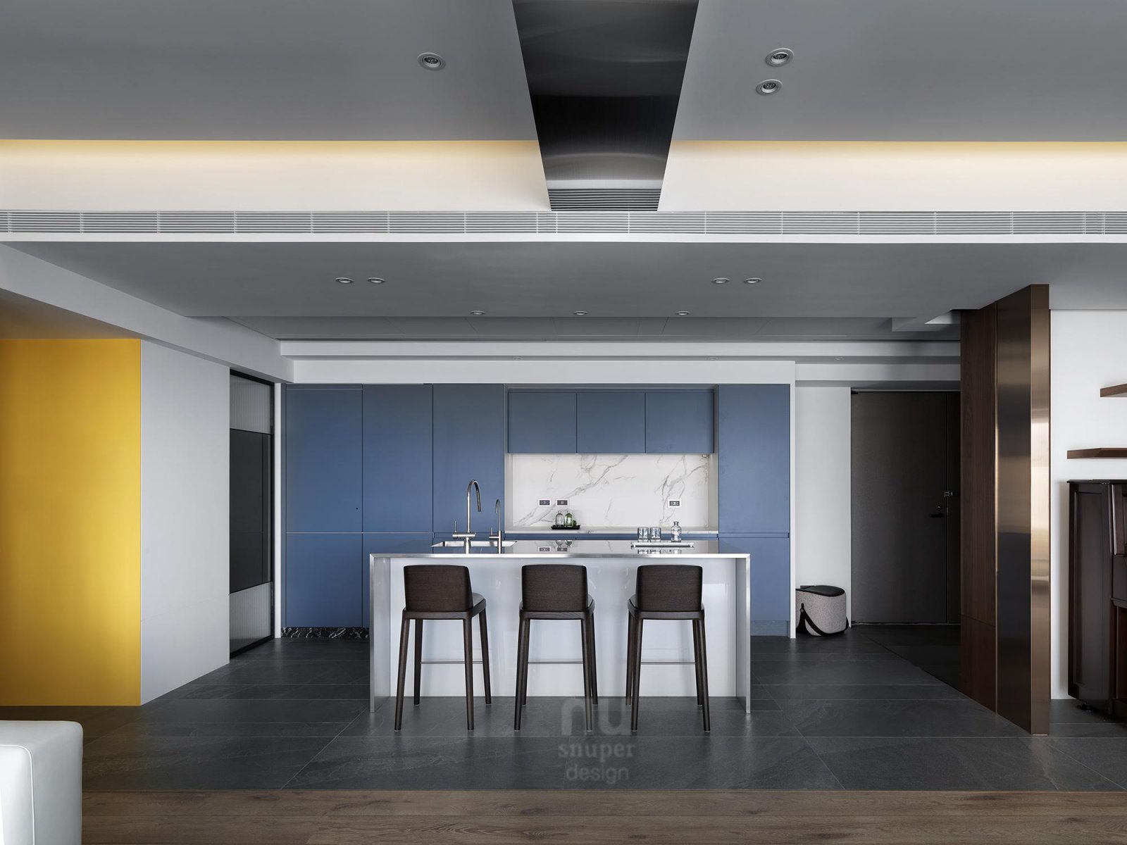 原味生活，书墙为背景的现代住宅设计-16