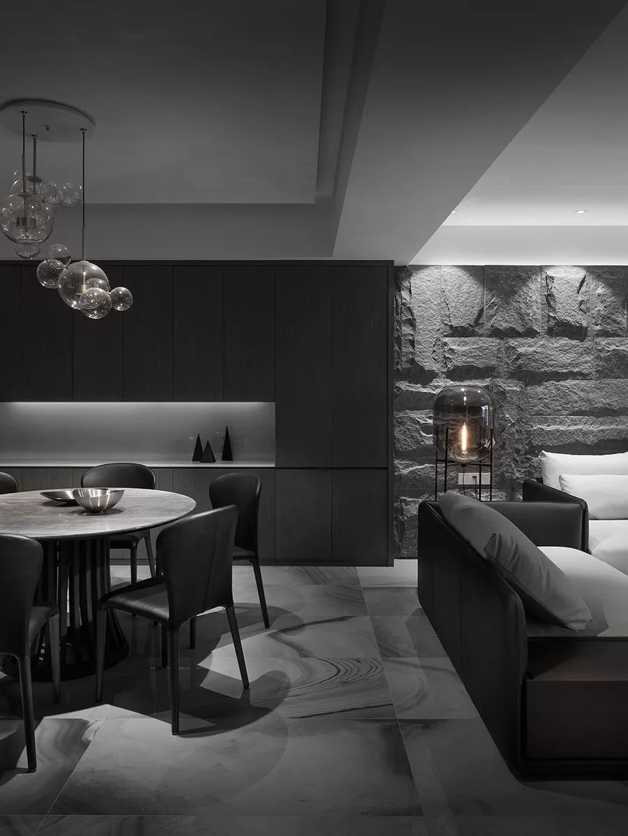 质感源·C 宅 | 黑色神秘魅力的戏剧性空间-19