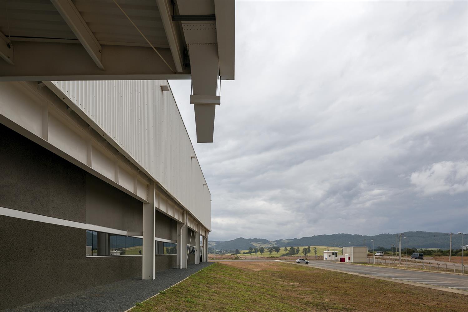 巴西 ThyssenKrupp Presta 工业园,LoebCapote 打造独特工业风格建筑-5