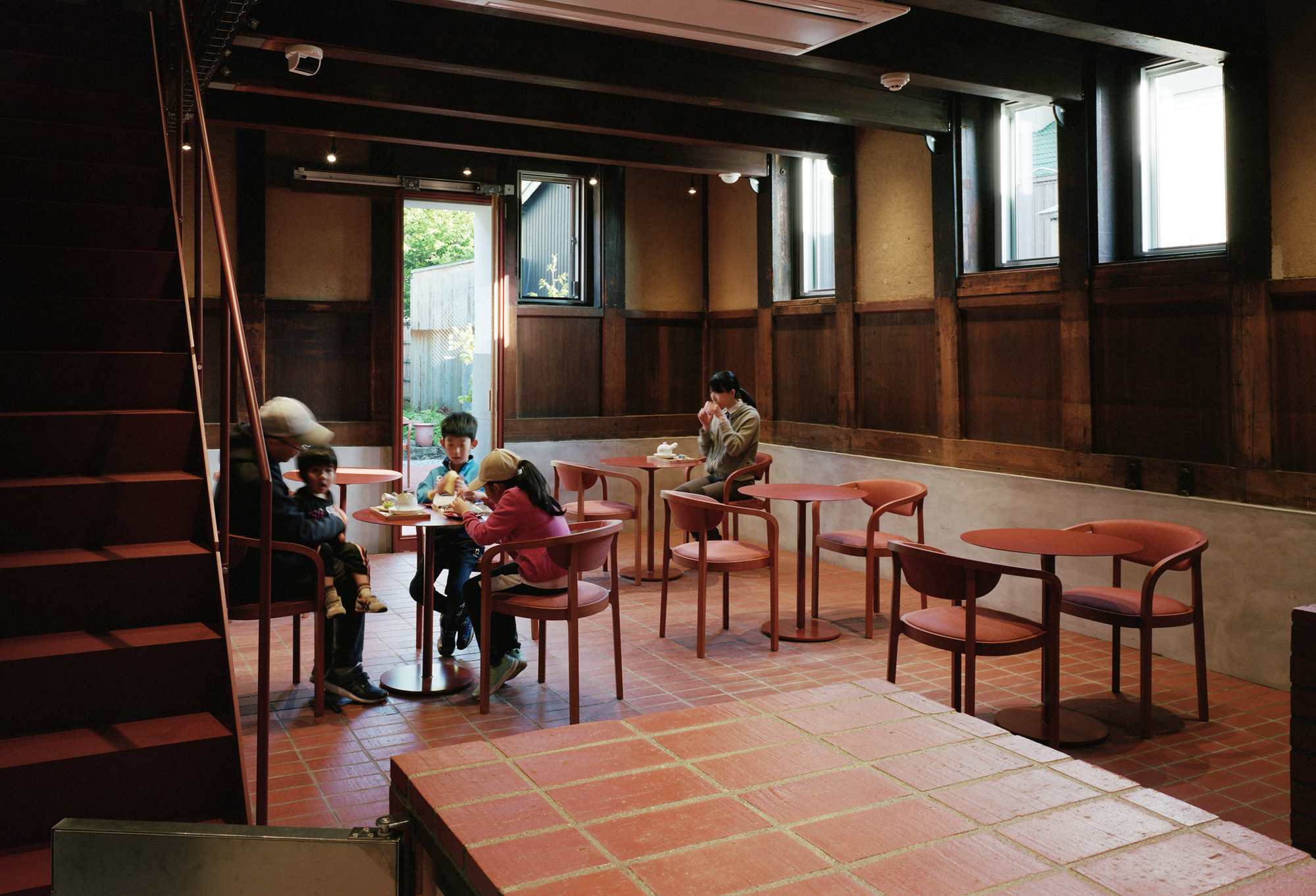 穿越時空的甜蜜滋味：長坂常改造函館百年老店「千秋庵總本家」，紅磚咖啡館的日西合璧 | FAM-9