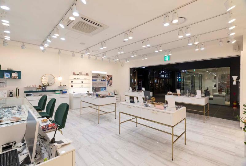 简约现代的 22 平米眼镜店设计-6