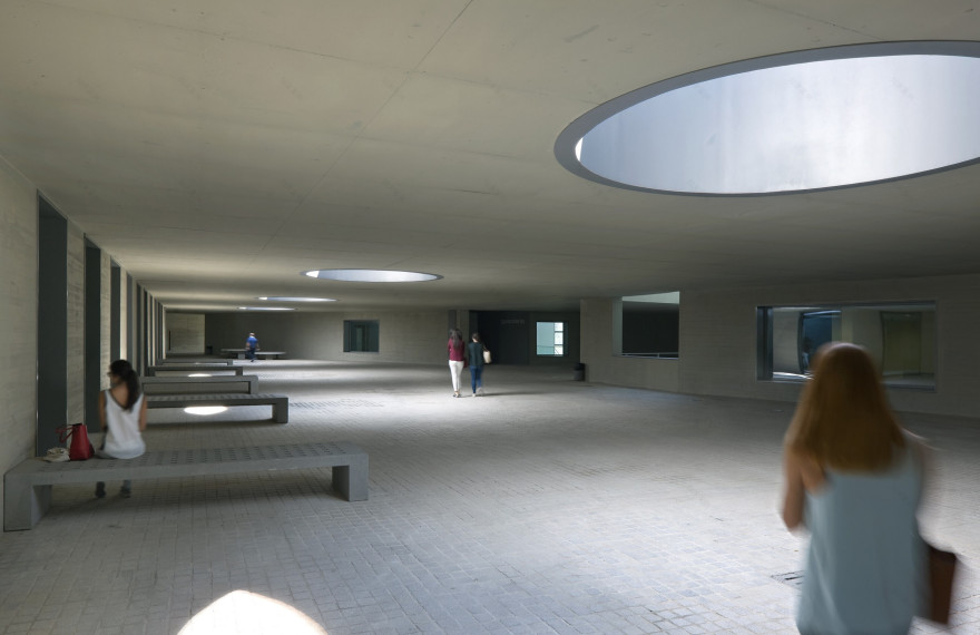 格兰纳达大学学习中心 · 有机形态的多功能空间-18