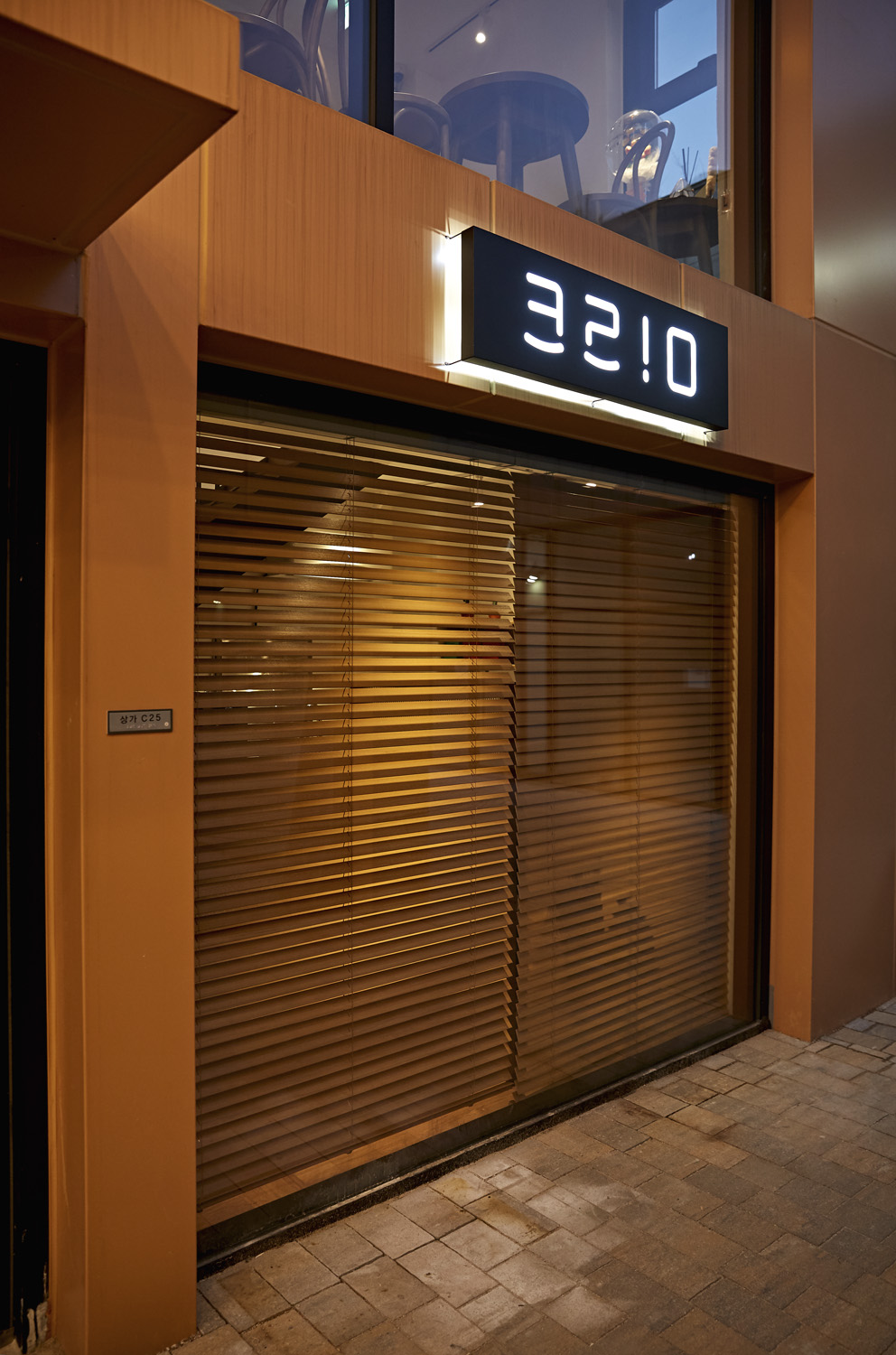 首尔 10 层咖啡厅 | 极简主义的室内设计魅力-15