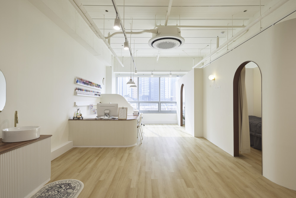 白色调的宁静空间 | 14 平米小空间的神奇设计-2