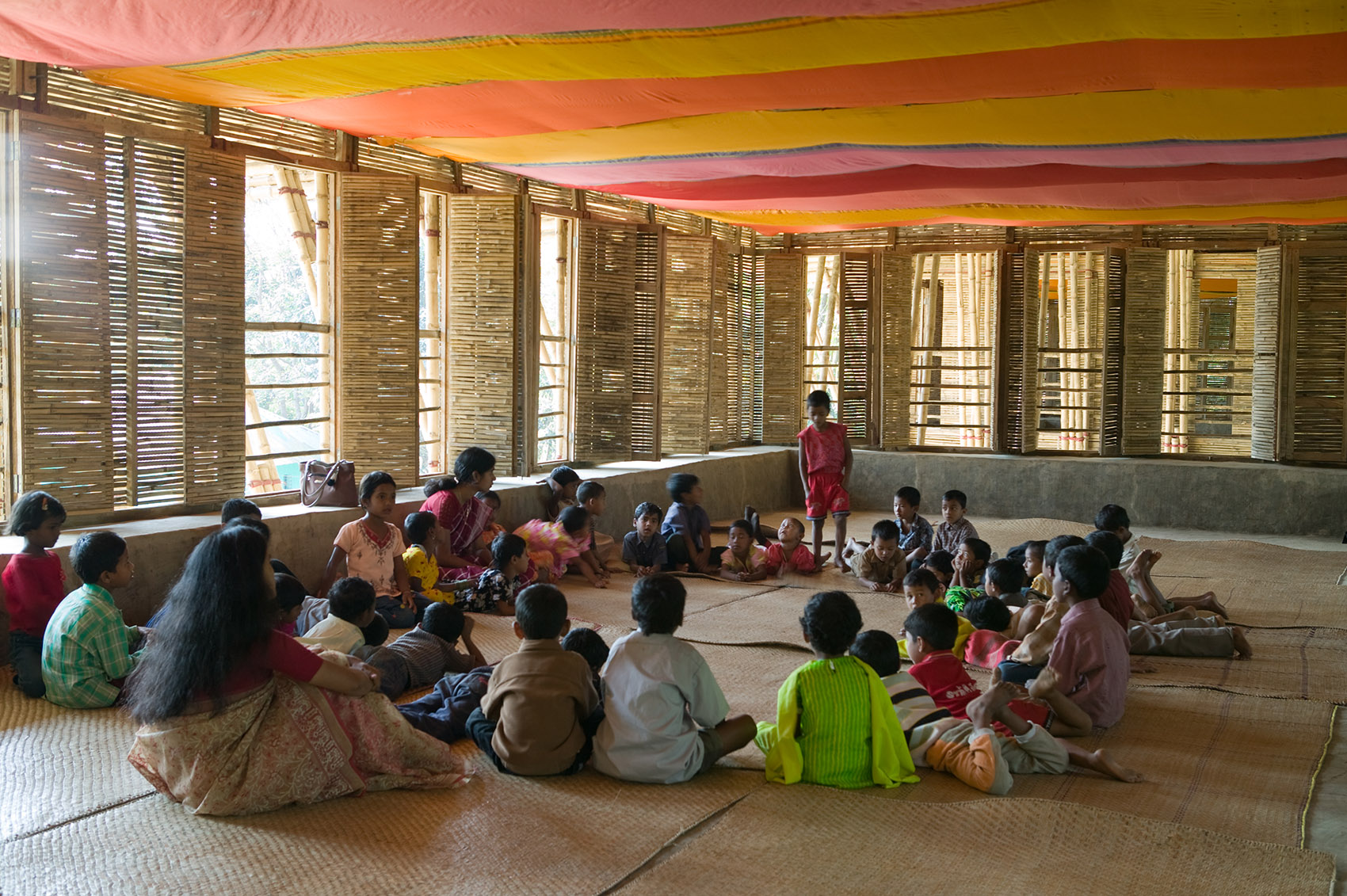 孟加拉国的现代教育培训学院,手工打造的传统学校 / Studio Anna Heringer-47