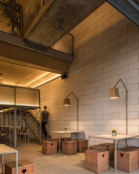 Seven Degrees Restaurant / Kursimerah Studio