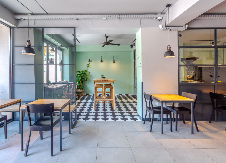 441 设计工作室打造罗马尼亚 Bucharest Saint Roastery 咖啡厅,工业风中融入温暖元素-11