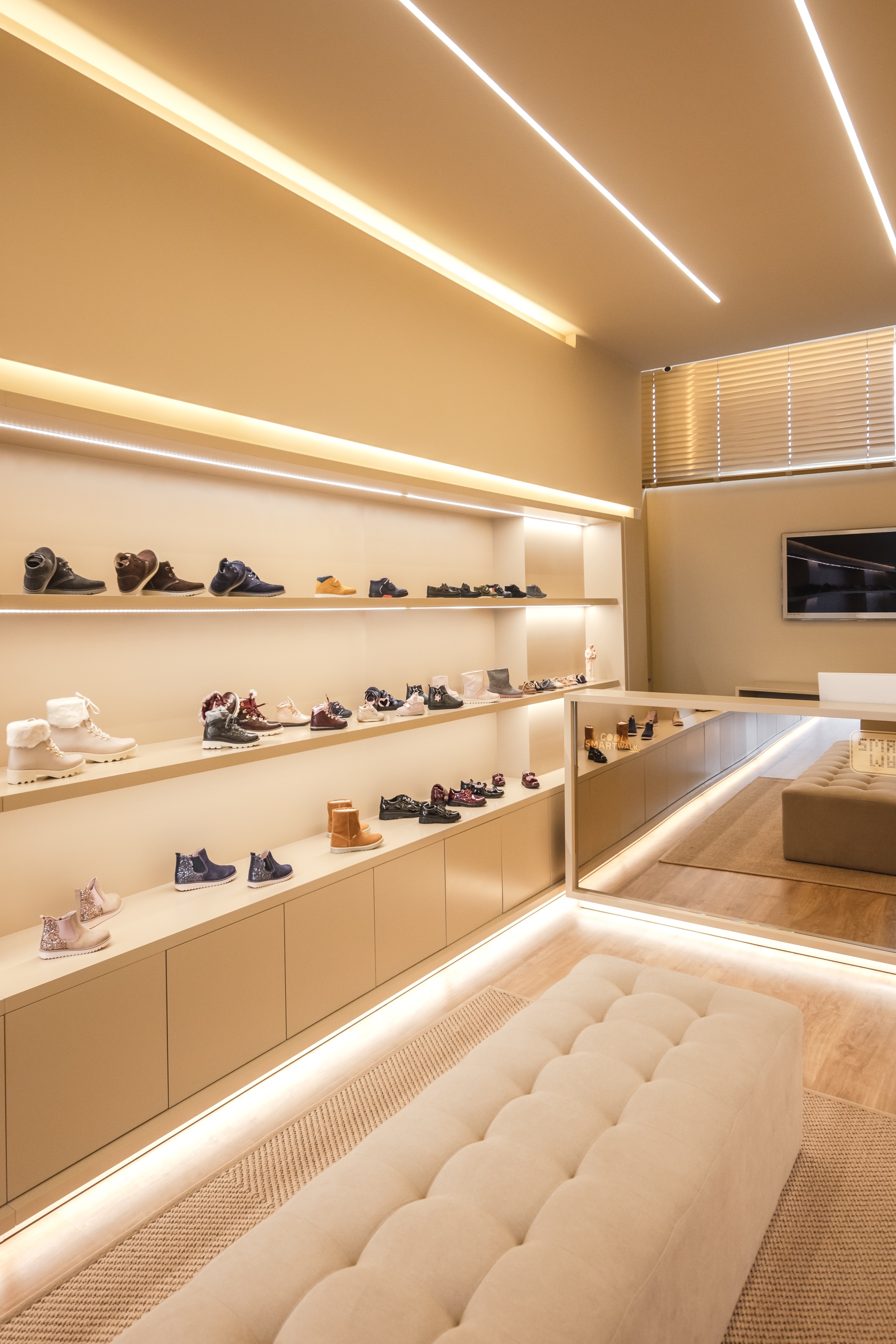 葡萄牙 Vila Conde 鞋店 | 简约设计展现空间魅力-20