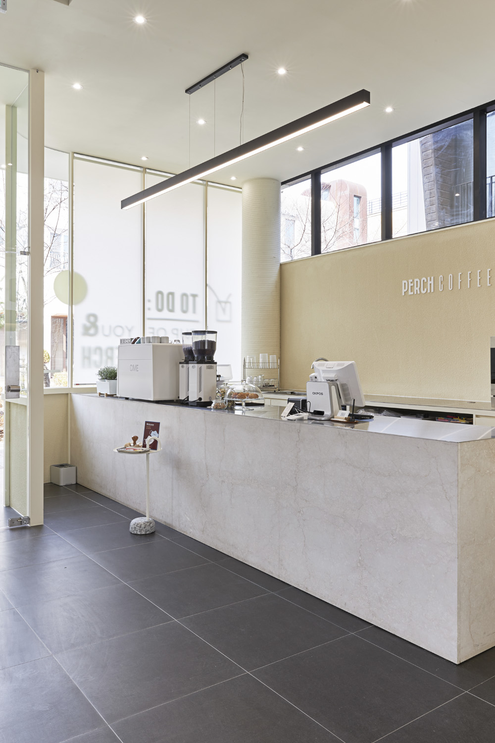 明亮的现代咖啡厅，32 平米打造舒适氛围-18