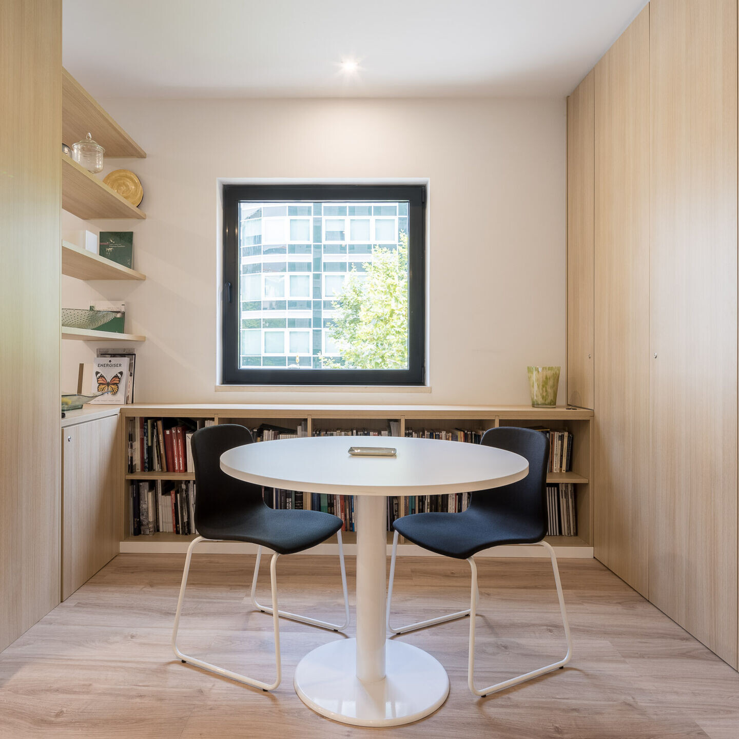 里斯本中心区的极简办公室设计-12