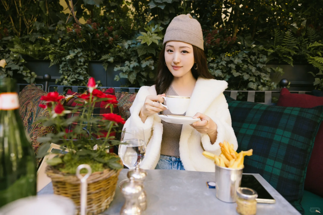 52 岁杨钰莹的 “豪宅” 火了，一个人，养花种菜，与狗相伴，治愈了很多人-2