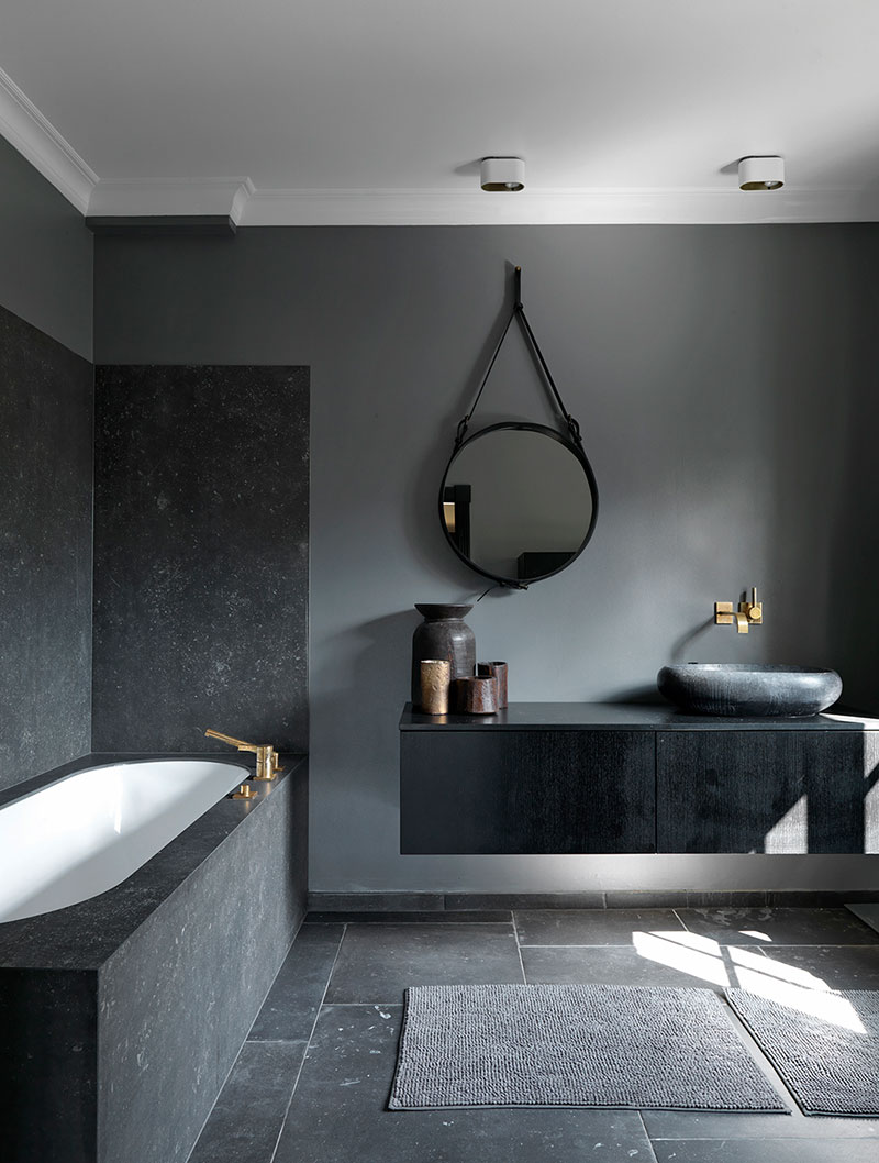 哥本哈根黑色家居中的大胆黄铜厨房-12