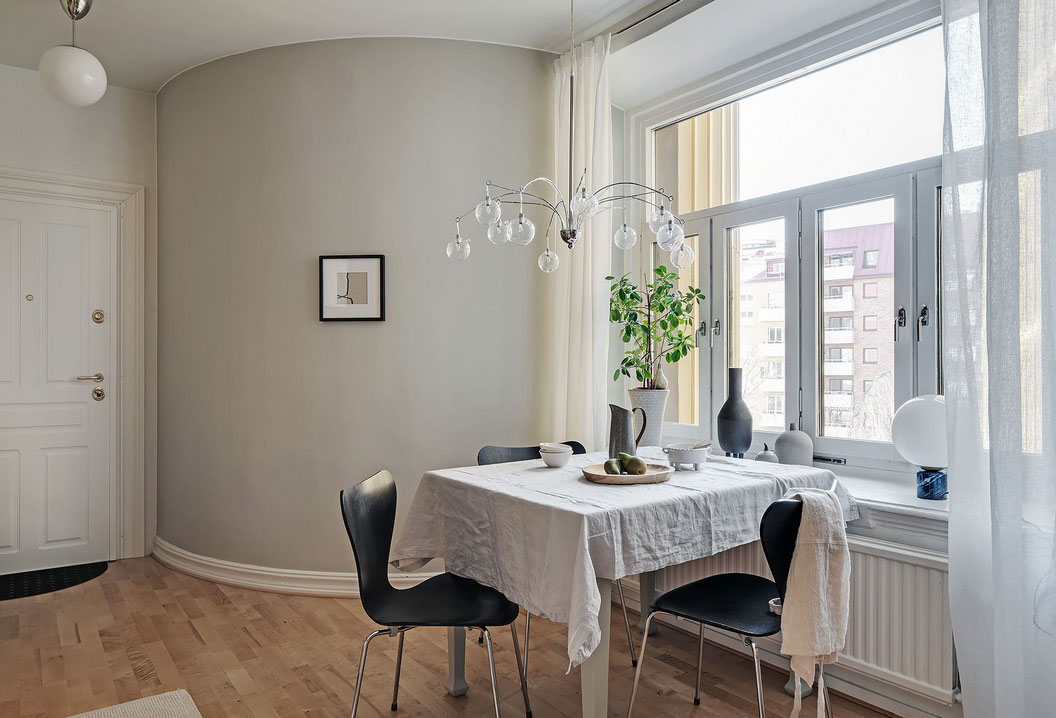 斯堪的纳维亚风格公寓的亮丽条纹沙发-20